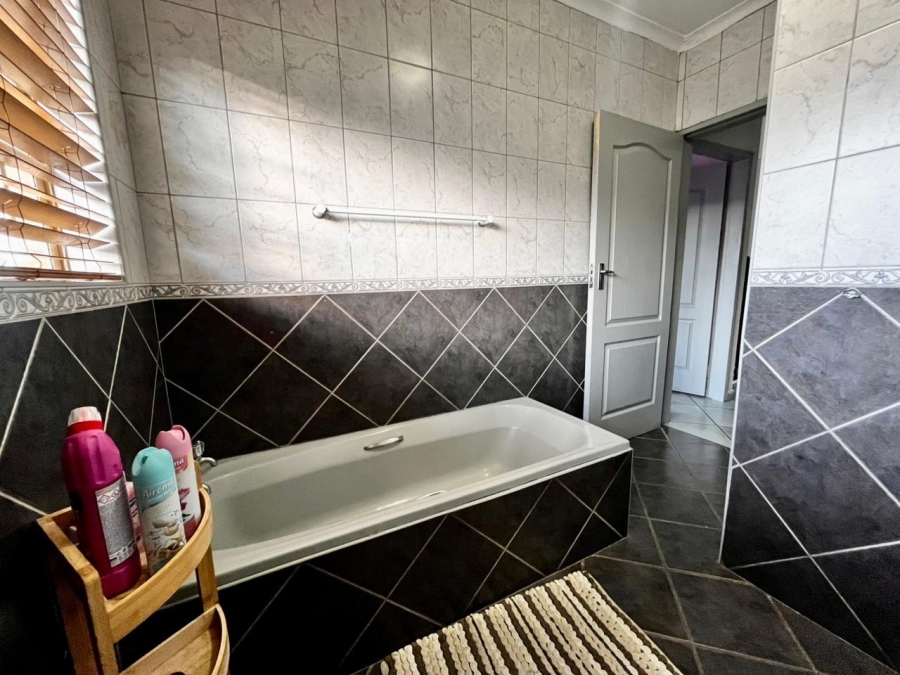 3 Bedroom Property for Sale in Safari Gardens North West